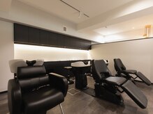 フルフラットのシャンプーブースでリラックスタイムを…