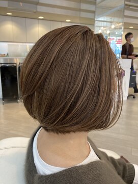 グラマシー アレックス(Gramercy alex) ミルクティーアッシュ×ハイライト×グレイカラー×ボブ40代50代