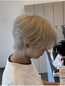 ブライト(Bright) センターパートウルフ＋ホワイトブランド