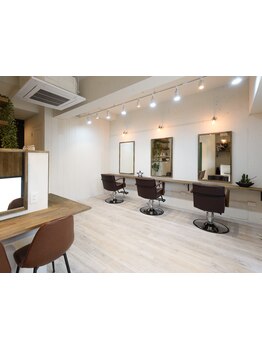 【川西能勢口駅徒歩4分/駐車場1台完備】落ち着いた店内と洗練された技術であなたの“なりたい”を叶えます