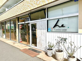 ルーニークルー(L×nny Crew)の写真/白の外壁が目印☆経験豊富で明るく気さくなスタイリストたちがお出迎え！家族みんなで通えるサロン♪
