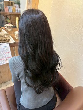 タエビスアリッサム(Taebis Alyssum) ブリーチなしアッシュグレージュ×くびれ巻き