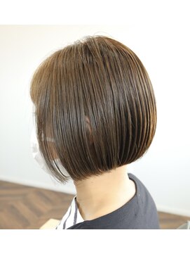 ウィスカーヘアー(whisker hair) ミニボブ