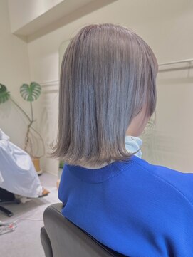 フイ(HUI) ハイトーンで透け感のあるモテ髪に。