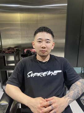 フランクスバーバーザスタンド(Frank’s barber the stand) スペインカール/スパイキーショート/ブルーブラック/飯田橋