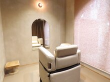 ムギ(Mugi.)の雰囲気(シャンプー台付施術台/入店から退店まで席を立たずに施術可能◯)