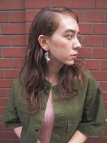 コス(kos) 外国人風ウェーブをタイトにスタイリング