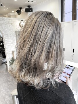 ルクスバイアフィナー(Luxo by Afinar) ナチュラルミディ×シルバーグレージュ