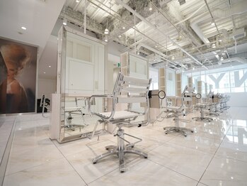 ヘアーアンドメイク ニューヨークニューヨーク 姫路店(Hair&Make NYNY)の写真/白を基調とした洗練されたインテリアが自慢です。広々とした店内には、ゆったりとした時間が流れます。