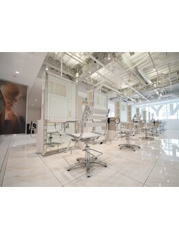 白を基調とした洗練されたインテリアが自慢です。広々とした店内には、ゆったりとした時間が流れます。