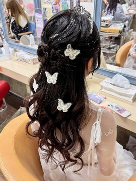 ヘアセットアップス(UP's) 上品ハーフアップゆる巻き(*^-^*)蝶々飛んでます♪