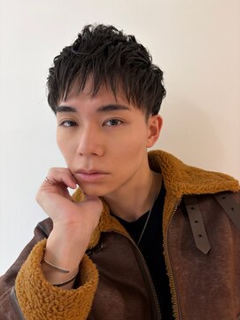 リリット(ReLit) 波巻きツイストスパイラル刈り上げセンターパートフェザーパーマ