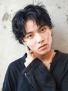 ライラ(Lyla) 半ナマ質感　黒髪シャドウパーマ×センターパートウルフ