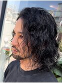 大人の波巻きスパイラルパーマミディアムロングメンズカットヘア