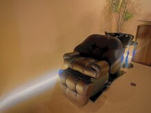 シャンプー椅子にもこだわりを。クッションは最高級のカシ　ミロンを採用