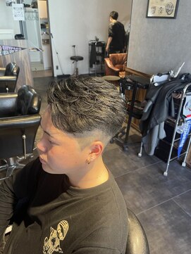 ダンパチバイケンジ(Danpachi by KENJE) センターパート ツーブロック