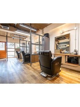 落ち着いた空間で味わう贅沢なひととき。経験豊富なスタイリストによるマンツーマン施術で理想のスタイルに