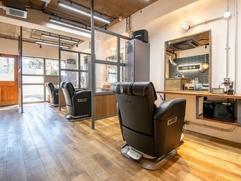 バーバーウテナ 2号店の写真/落ち着いた空間で味わう贅沢なひととき。経験豊富なスタイリストによるマンツーマン施術で理想のスタイルに