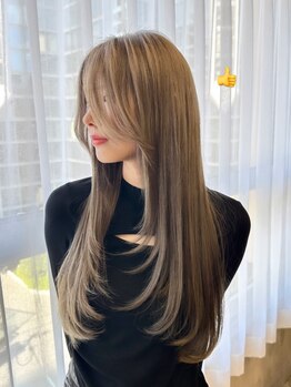 科学的アプローチでつくる“柔らかく自然な艶ストレート”。ダメージを抑えた扱いやすい美髪へ。