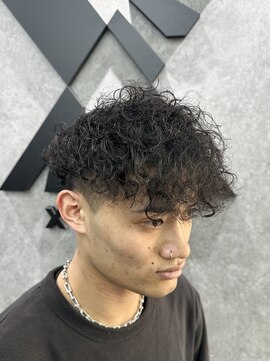 ゼノ 海老名(XENO) スペインカールラルフカール刈り上げ高めツーブロックメンズ