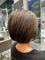 エマ ネクサス(EMA NEXUS) 首元すっきりでスタイルアップ効果ショート