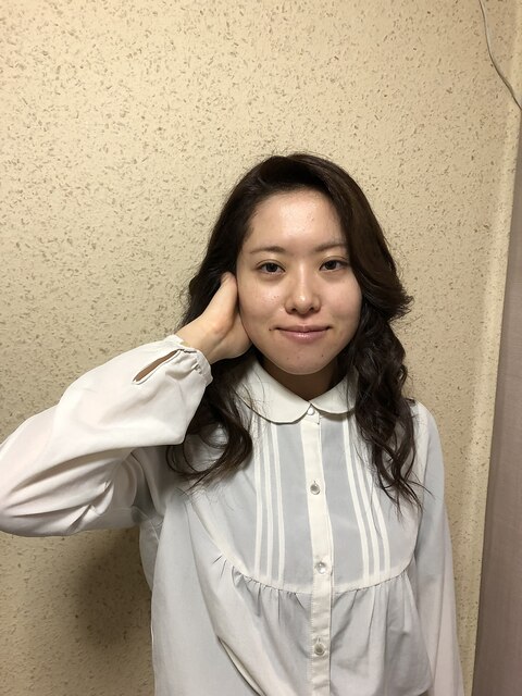 巻き髪スタイルゆったり女性らしく動くこだわりのヘアが大人気