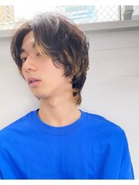 ユノ(juno)&nbsp;メンズミディアムパーマ　デザインハイライト　かき上げ