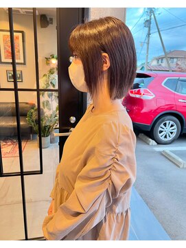 メゾン アヴァロ(Maison Avallo) インナーカラーの切りっぱなしボブ