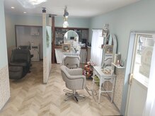 シャビーシックなアンティークナチュラルな店内♪