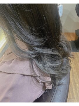 シェルビー 新宿(SHELBe) オリーブグレー×ハイトーン美髪[新宿/白髪染め]