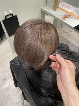 エクレ(eclet)の写真/【5月1日NEWOPEN】ハイライトでオシャレを楽しむ白髪ぼかし♪透明感の高い大人グレイカラーをご提案！