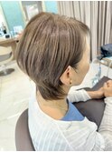 白髪染めを使わないグレーベージュのショートボブ