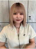 ぱつっとボブミディアムボブブリーチハニーベージュ