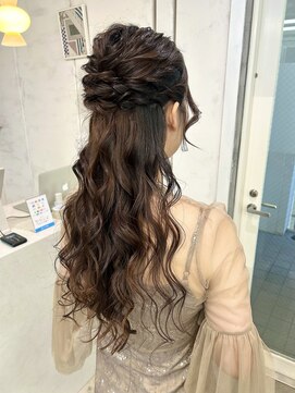 上品さと抜け感を両立したハーフアップアレンジ