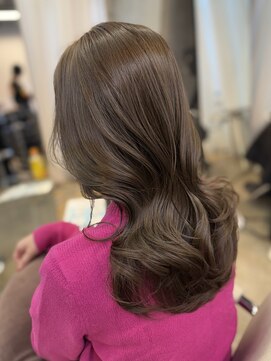 エインアンリー 明治神宮前(AIN.ANLY.) ヘーゼルグレージュ大人可愛いレイヤーカットうるツヤカラー韓国