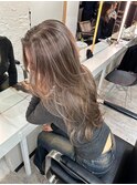 ハイライトミディアムヘア暗めカラーオリーブグレー
