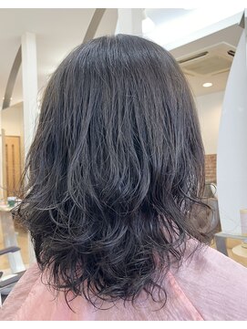 カットハウス はさみの部屋 ミディアムレイヤー/ラフウェーブ/グレージュ/流しバング