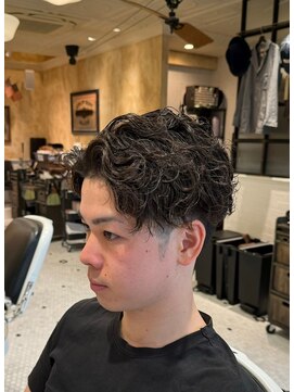 ルドローブラントオオサカ(LUDLOW BLUNT Osaka) 【LUDLOW BLUNT】センター分けパーマ ツーブロック