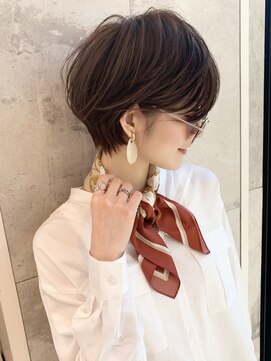 アンド ストーリーズ(&STORIES) 耳かけ/ショートボブ/フォギーベージュ/ウェーブパーマ【江角】