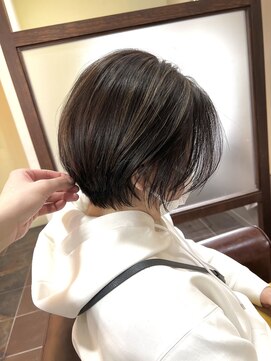 ハピネス クローバー 学園前店(Happiness CLOVER) 丸みショート/前髪/顔周りカット/濱崎優/白髪ぼかし