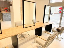 アンバイヘアー 蘇我店(and by hair)の雰囲気（自然光が入るお席でリフレッシュできる時間を♪）
