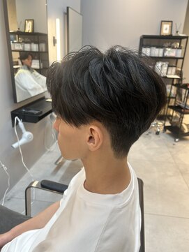ニーズヘアー(Needs hair) フェザー風　センターパートカット