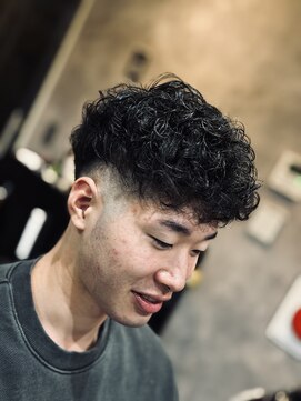 メグロバーバーショップロッポンギ 目黒六(MEGURO BARBER SHOP 6PPONGI) スペインカール/フェードカット