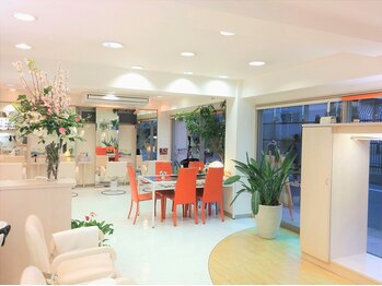 ブリランテ(brillante)の写真/自然光があふれる明るく開放的な空間でリラックス☆駅から好アクセスで気軽に通いやすいのもうれしい♪