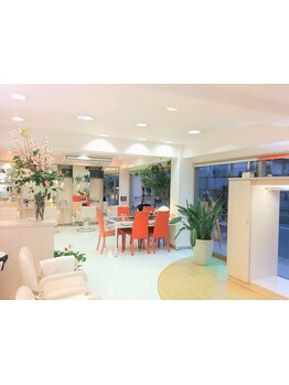 自然光があふれる明るく開放的な空間でリラックス☆駅から好アクセスで気軽に通いやすいのもうれしい♪