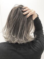 ディーナ(D'na)&nbsp;『D'na』ホワイトグレーバレイヤージュ　清水