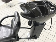【ブリーチカラーも同時に施術可能】シャンプー台も設置されてますので【トリートメントや地毛カット】もOK