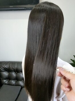 ヘアーアンドアイラッシュ ヨーク(Hair&eyelash york's)の写真/ふわっと自然で理想的なスタイルを実現！癖を伸ばしながらボリュームを抑える自然なストレートに導きます♪