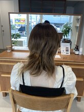 【一年間のBEFOREを紹介 】初回来店時＊ブリーチによるダメージ、うねり、パサツキ、髪にハリコシがない。