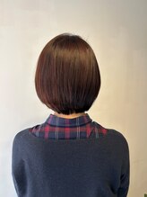 隠す」から「魅せる」白髪染めへ。透明感ある白髪ぼかしやハイライトで、顔色まで明るく輝かせる。